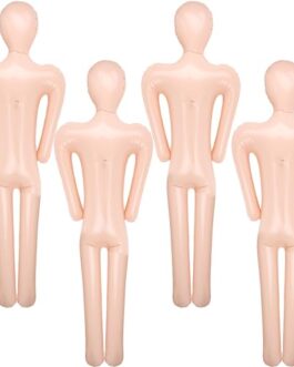 Quatre mannequins plastiques neutres couleur pêche alignés contre fond blanc, vue de corps entier.