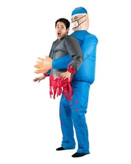 Personne effrayée déguisée en médecin ballon bleu avec une autre silhouette dégagée et sang factice, costume Démonstration Surgery.