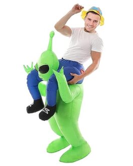 Personne portant un costume d aliens vert et un homme en tee-shirt blanc et pantalon bleu assis sur l’épaule d’un costume d’alien, ambiance fun et enfants.