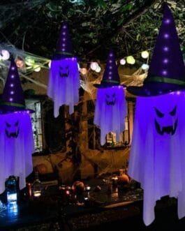 Décoration d'Halloween avec des esprits fantomatiques lumineux et chapeaux pointus violets.