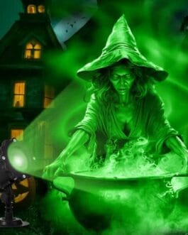 Sorcière en cape verte préparant une potion dans un chaudron, devant une maison hantée, éclairée par une lumière verte dramatique.