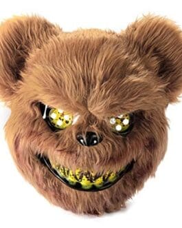Mascotte en peluche marron avec sourire juvénile et yeux brillants, vue en gros plan.