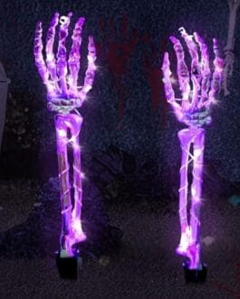 Squelettes éclairés en violet dans une scène nocturne, parfaits pour décoration Halloween.