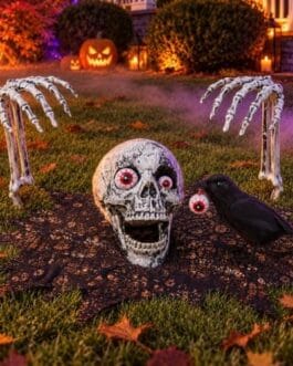 Décor d’Halloween en extérieur avec crâne, corbeau et squelettes lumineux, ambiance nuit avec citrouilles lumineuses.