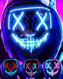 Masque LED bleu néon avec motif sourire et yeux croisés, ambiance visuelle sombre et vibrant.