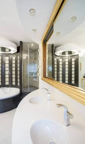 Équipements de nettoyage et entretien pour salle de bain, notamment douches, baignoires et lavabos, avec produits professionnels Diproclean.